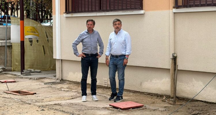 El concejal de Barajas, Juan Peña, durante su visita al CEIPSO Calderón de la Barca