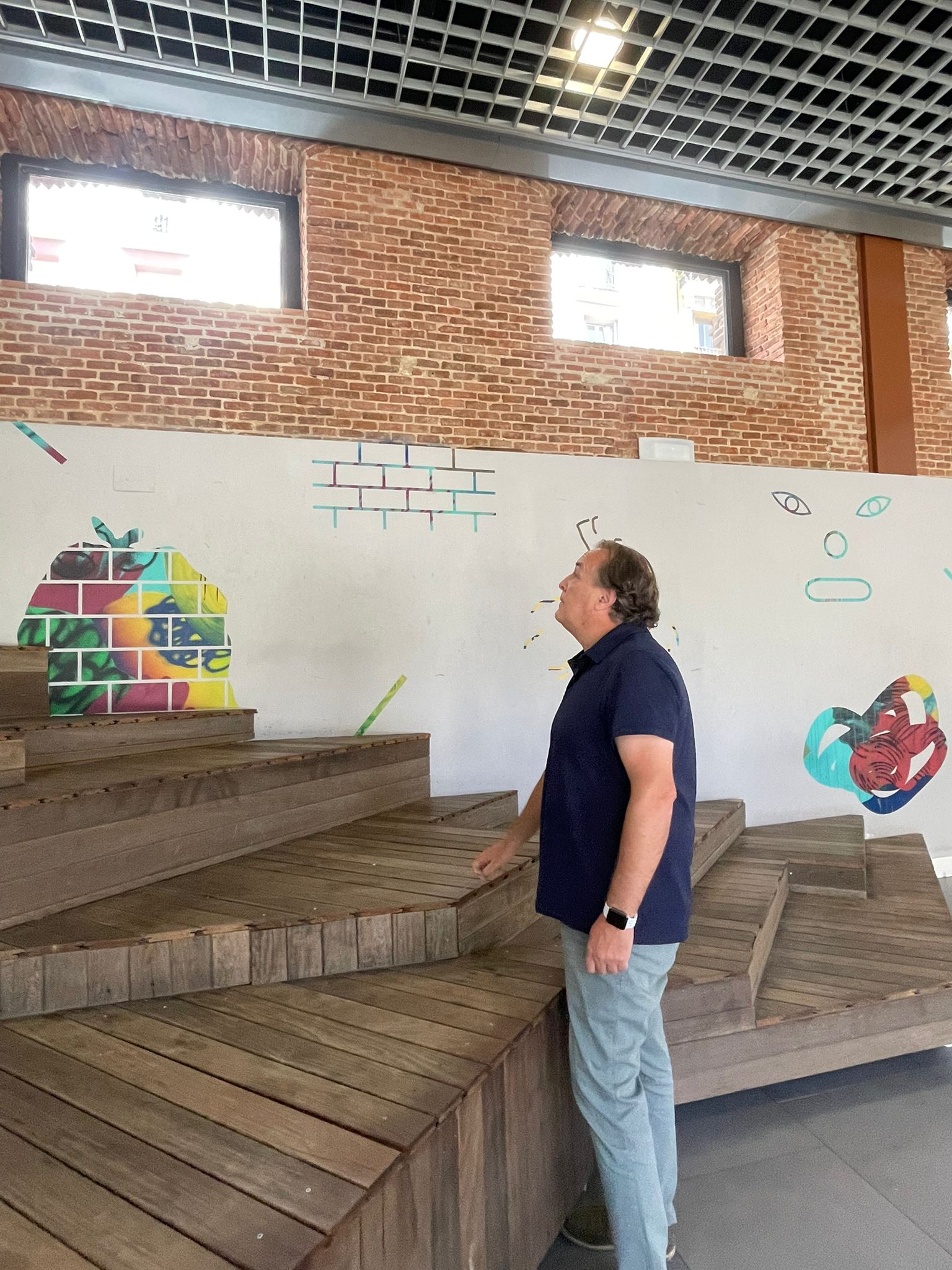 El concejal de Chamberí, Jaime González Taboada, en su visita al Centro Cultural Galileo