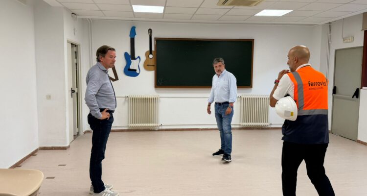 El concejal de Barajas, Juan Peña, durante su visita al CEIPSO Calderón de la Barca