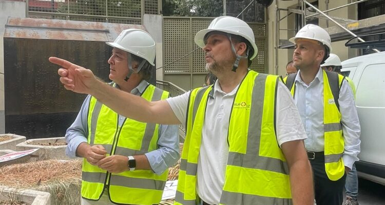 Jaime González Taboada visita las obras de conservación y mantenimiento en el CEIP Fernando el Católico