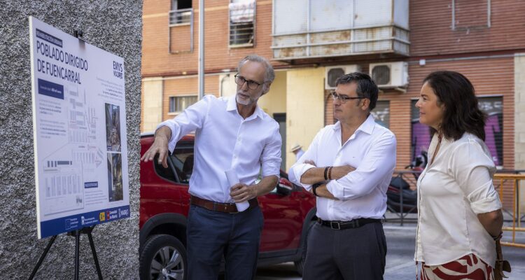 González, De Miguel y Arroyo durante la visita al Poblado Dirigido de Fuencarral