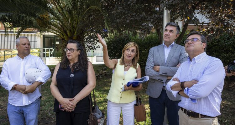 González e Izquierdo con vecinos de los bloques incluidos en el Plan Rehabilita Madrid
