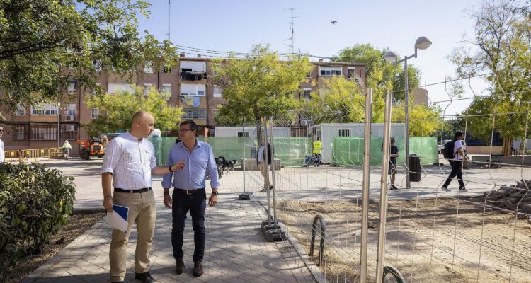 González durante la visita a la parcela G San Blas