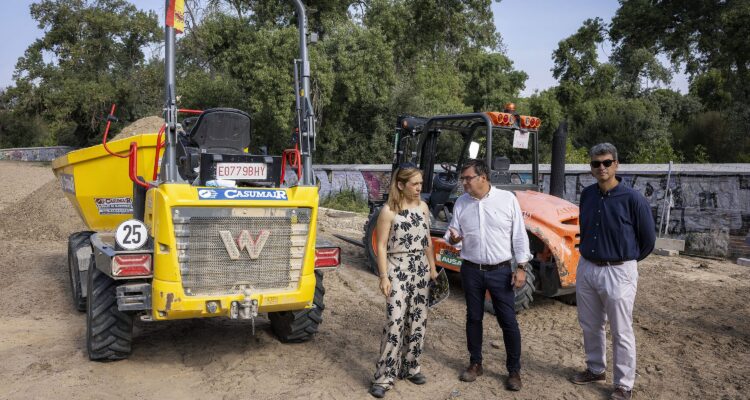 González durante la visita al parque de Juna Carmona 'Habichuela' incluido en el Plan Regenera