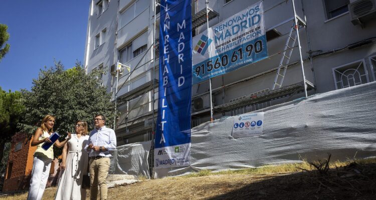 González en momento de la visita a edificios incluidos en el Plan Rehabilita Madrid