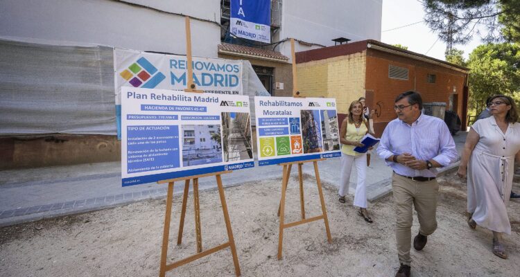 González en momento de la visita a edificios incluidos en el Plan Rehabilita Madrid