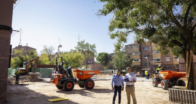González en momento de la visita a la parcela G San Blas