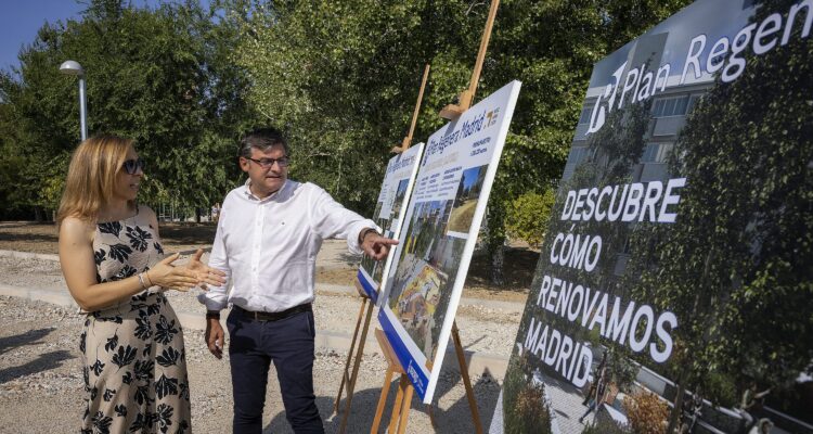 González en momento de la visita al parque de Juan Carmona 'Habichuela'