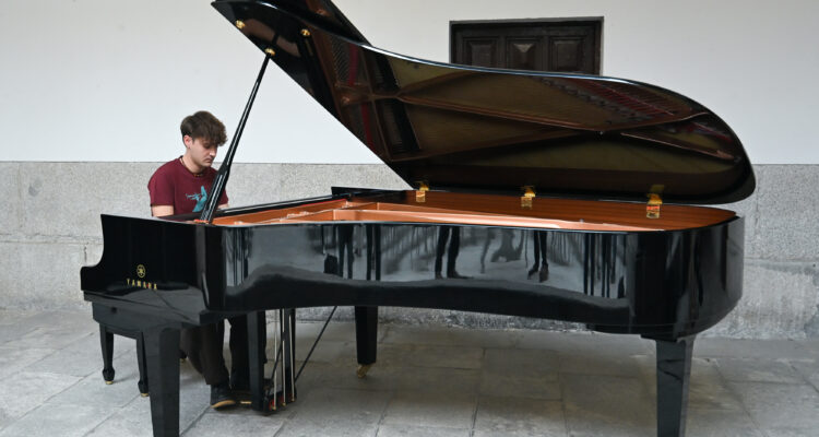 El pianista Daniel ‘Donny’ López, ensayando su espectáculo 'Donny´s Black Shoes'
