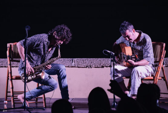 Antonio Lizana en concierto tocando el saxo
