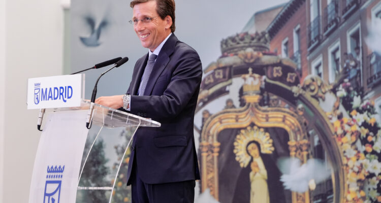 El alcalde, José Luis Martínez-Almeida, durante su intervención en el acto de entrega Palomas de Bronce 2026