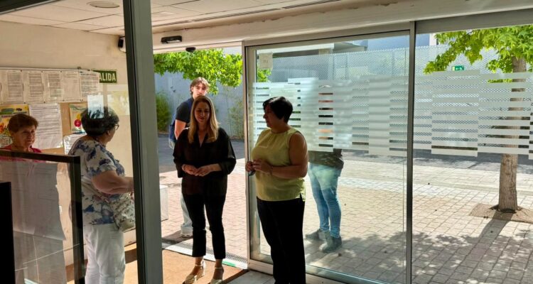 Álvarez, en el Centro Municipal de Mayores Manuel Alexandre donde la junta municipal está ejecutando obras de mejora de la accesibilidad