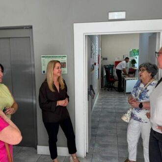 Álvarez, en el Centro Municipal de Mayores Manuel Alexandre donde la junta municipal está ejecutando obras de mejora de la accesibilidad
