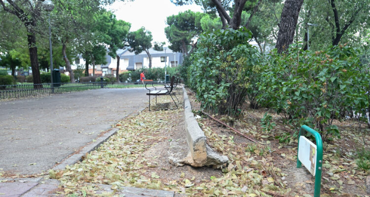 Imagen de una de las zonas del parque Canillejas objeto de remodelación con nuevo suelo drenante y mobiliario urbano renovado