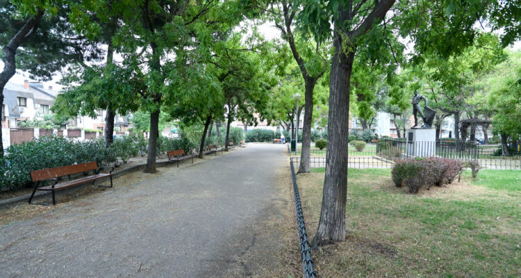 Imagen del paseo del parque Canillejas con zonas arbóreas