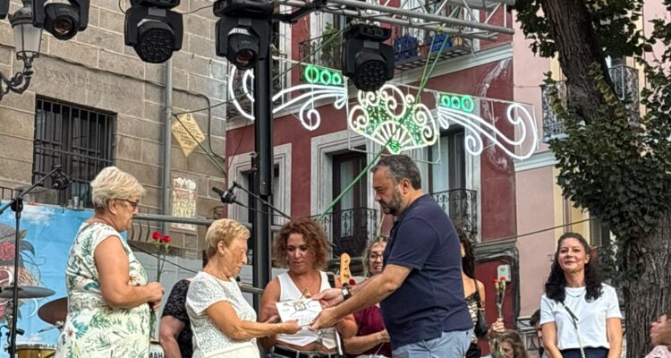 El concejal entrega un premio a una de las ganadoras