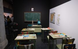 Muestra del aula de un colegio en la exposición Yo fui a EGB