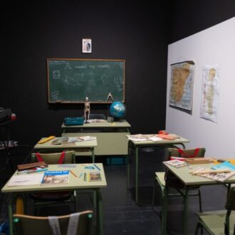 Muestra del aula de un colegio en la exposición Yo fui a EGB