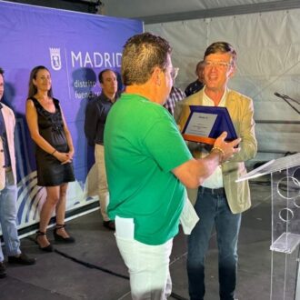 El concejal José Antonio Martínez Páramo con el pregonero de las Fiestas de El Pardo, José Carlos Montero Pez ‘Zepi’