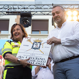 La jefa de la Unidad de Organización de SAMUR-Protección Civil, Paloma Miravet, y el concejal de Centro, Carlos Segura, en el pregón de las Fiestas de San Cayetano, San Lorenzo y La Paloma 2026