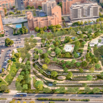 Render de la vista aérea del Parque Tres Luces en Ciudad Lineal, Madrid, con amplias zonas verdes, senderos curvos, áreas estanciales y entorno residencial urbano integrado.