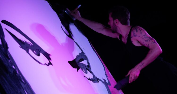 Imagen del artista multidisciplinar José Maldonado, durante su espectáculo 'GALERÍA'