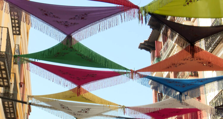 Decoración instalada por comerciantes y vecinos con motivo de las Fiestas de la Virgen de la Paloma