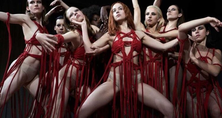 Imagen de la coreografía creada por Damien Jalet para la película 'Suspiria'