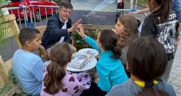 El concejal del Fuencarral-El Pardo, José Antonio Martínez Páramo, ha visitado el CEIP Breogán en su celebración del 'Parking Day'