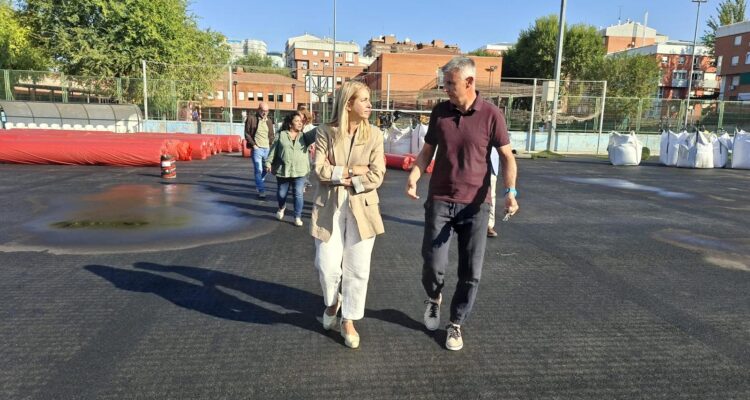 La concejala de Ciudad Lineal, Nadia Álvarez, ha visitado los trabajos de renovación de la IDB San Pascual