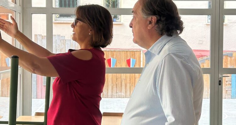 El concejal de Chamberí, Jaime González Taboada, en las obras del CEIP San Cristóbal