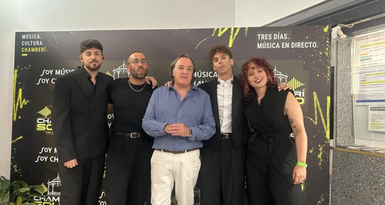 El concejal de Chamberí, Jaime González Taboada, con los artistas del I Chamberí Sound Fest
