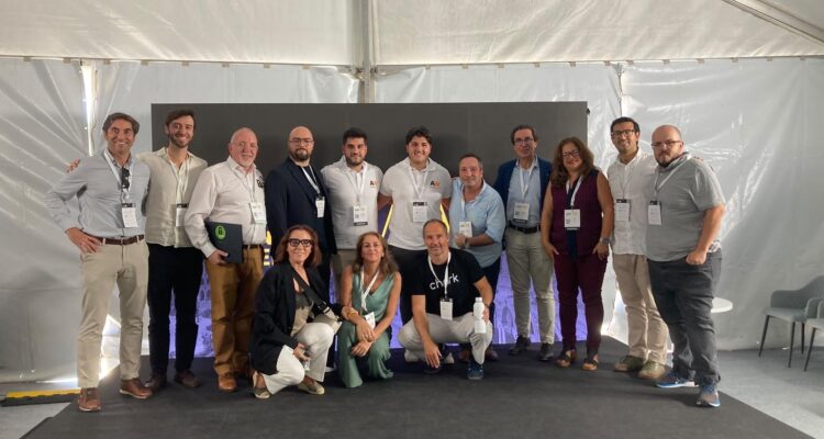 Foto de familia con los representantes de las diez startups vinculadas a centros madrileños