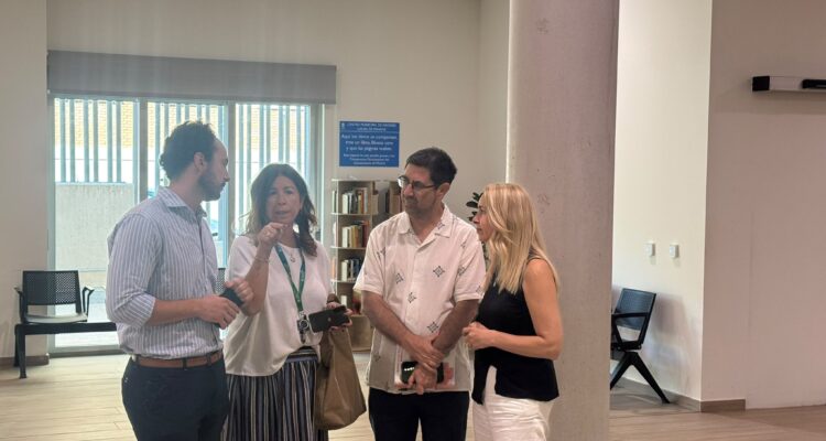 Álvarez visita el servicio de podología del Centro de Mayores Canal de Panamá en Ciudad Lineal