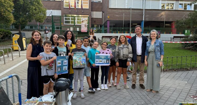 El concejal del Fuencarral-El Pardo, José Antonio Martínez Páramo, ha visitado el CEIP Breogán en su celebración del 'Parking Day'