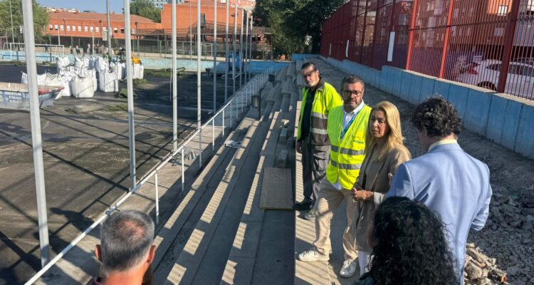 La concejala de Ciudad Lineal, Nadia Álvarez, ha visitado los trabajos de renovación de la IDB San Pascual