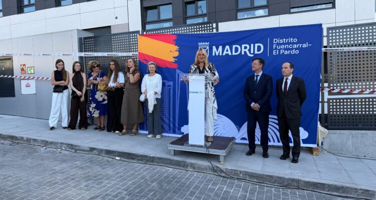 Almudena Negro, hija de Dalmacio Negro Pavón, habla en el acto del descubrimiento de la placa de la calle dedicada al pensador