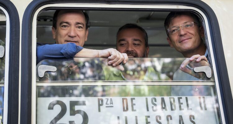 El delegado de Urbanismo, Medio Ambiente y Movilidad, Borja Carabante, en uno de los autobuses de la exposición de EMT Madrid