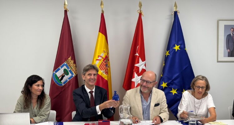 El delegado de Políticas Sociales, Familia e Igualdad, José Fernández, junto al embajador de Austria en España, Peter Huber, durante la reunión