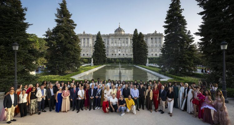 La delegada de Economía, Innovación y Hacienda, Engracia Hidalgo, acompañada por algunos miembros del gobierno municipal, en el desfile inaugural de la Semana de la Moda de Madrid