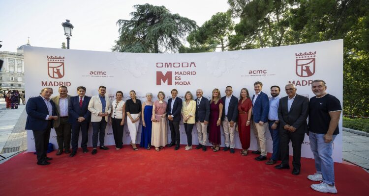La delegada de Economía, Innovación y Hacienda, Engracia Hidalgo, acompañada por algunos miembros del gobierno municipal, en el desfile inaugural de la Semana de la Moda de Madrid