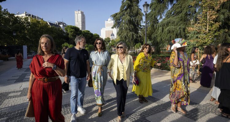 La delegada de Economía, Innovación y Hacienda, Engracia Hidalgo, acompañada por algunos miembros del gobierno municipal, en el desfile inaugural de la Semana de la Moda de Madrid