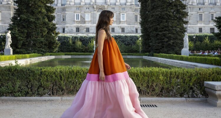 Desfile inaugural en los jardines de Sabatini