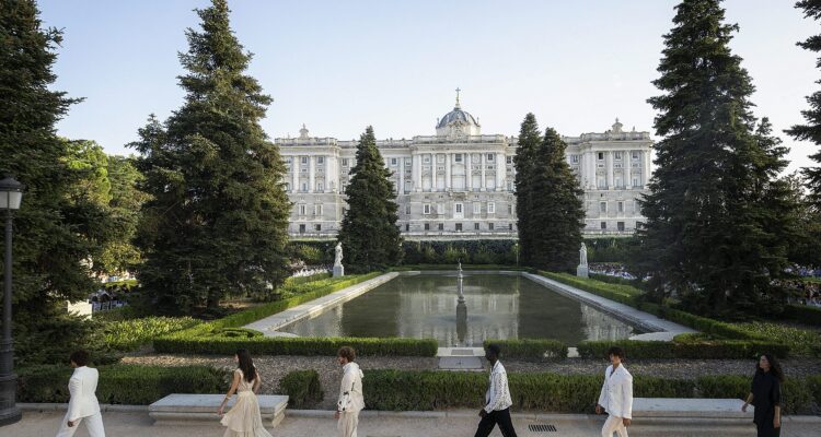 Más de 40 modelos han lucido las propuestas creativas de 20 diseñadores en el desfile inaugural de la Semana de la Moda de Madrid