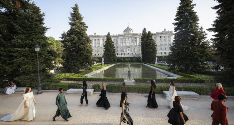 Desfile inaugural en los jardines de Sabatini