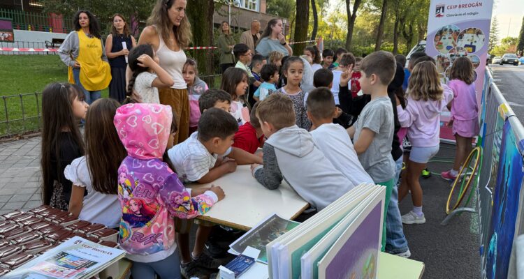 El concejal del Fuencarral-El Pardo, José Antonio Martínez Páramo, ha visitado el CEIP Breogán en su celebración del 'Parking Day'