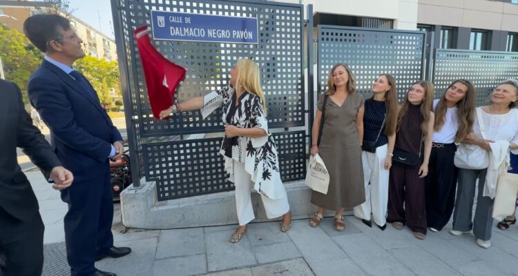 Descubrimiento de la placa de la calle de Dalmacio Negro Pavón por su hija Almudena Negro