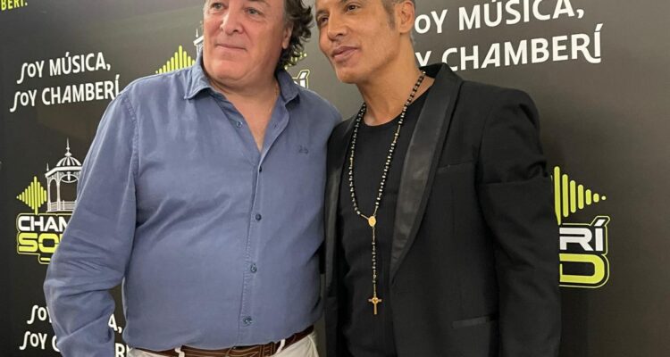 El concejal de Chamberí, Jaime González Taboada, con el cantante Pitingo