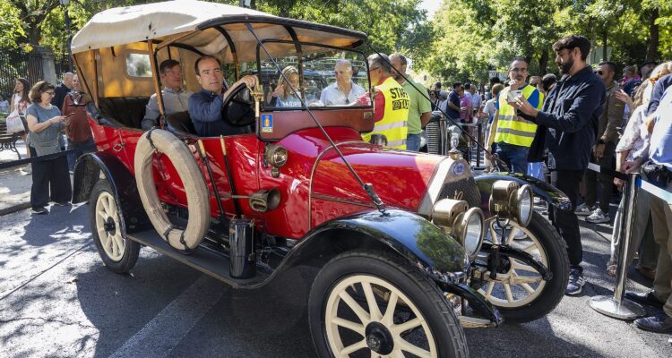 El delegado de Urbanismo, Medio Ambiente y Movilidad, Borja Carabante, en uno de los vehículos expuestos en la Fiesta de la Movilidad