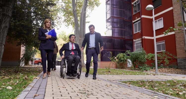 El delegado de Políticas de Vivienda y presidente de la Empresa Municipal de la Vivienda y Suelo de Madrid (EMVS Madrid), Álvaro González, acompañado por el concejal de Moncloa-Aravaca, Borja Fanjul, visita las actuaciones del Plan Rehabilita en la Colonia del Manzanares